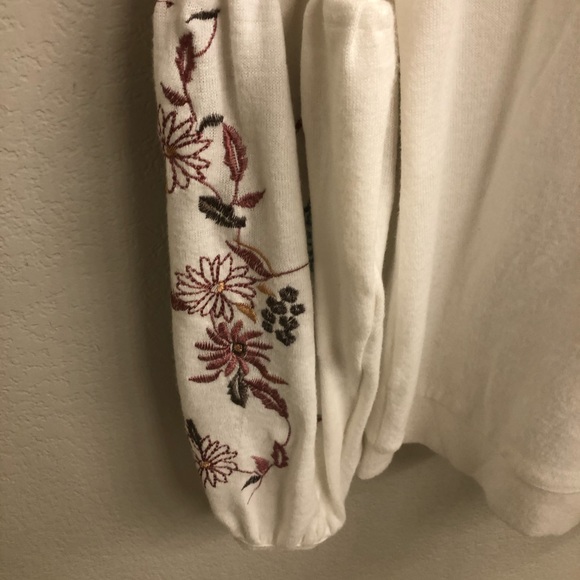 NWOT! Bulky floral sleeved sweater - Picture 4 of 6
